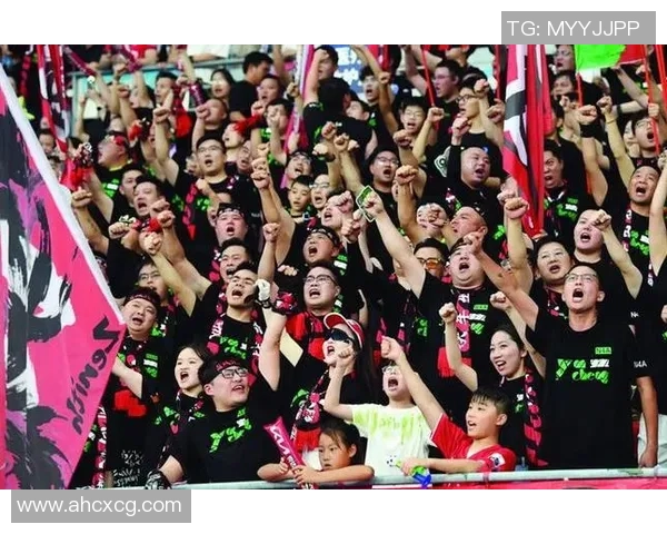 足球明星帅气壁纸，展现足球场上的激情与魅力，点亮你的桌面背景